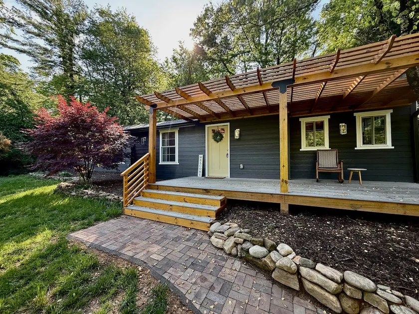Cozy Corner Retreat - corner lot, newly renovated - Image 1
