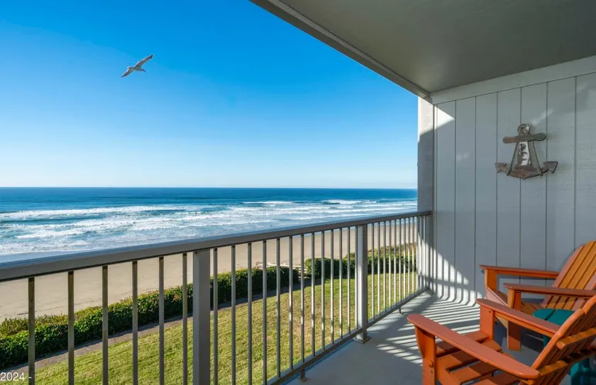 Beachfront Getaway @Nye Beach-Walk to Dining/Shops - Image 1