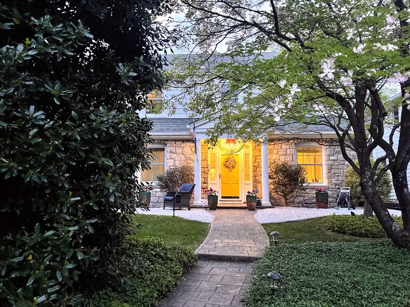 Whole 3 Bedroom House — Top of Old Town - Image 1