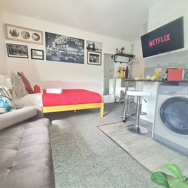 Studio w/ Wi-Fi & Workspace - Town Centre 8 mins - Image 1