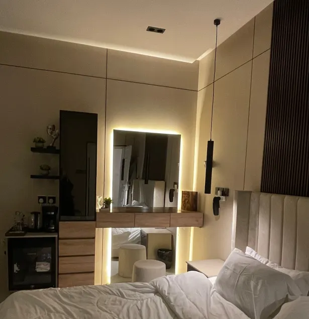 Studio with a master bed and a side seat - Image 1