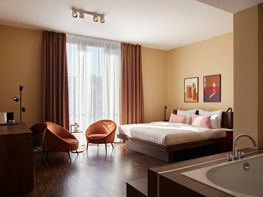 Numa | Large Room with Bathtub in Berlin Mitte - Image 1