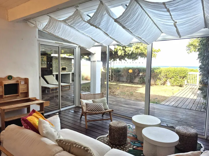 Spacious villa with direct access to the beach - Image 1