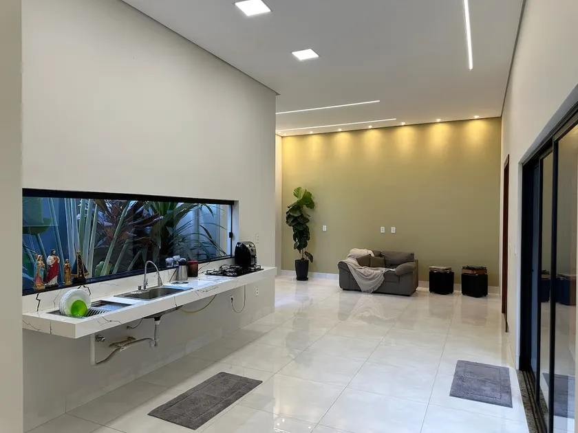 High-end house with an en-suite bathroom - Image 1