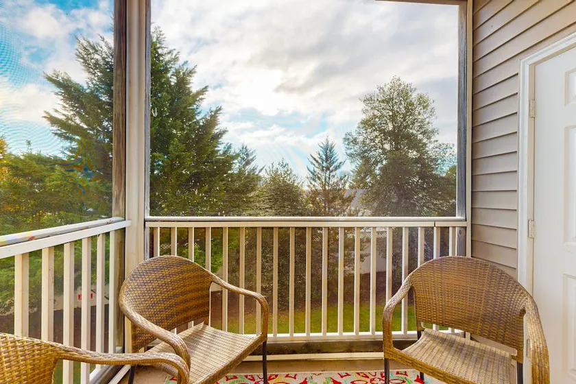 Spacious Creekwood condo with shared pool Balcony - Image 1