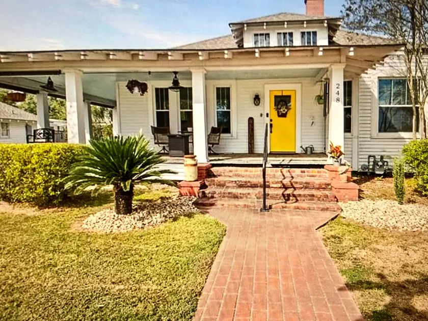 Hickory House - ”Spacious and Charming” - Image 1