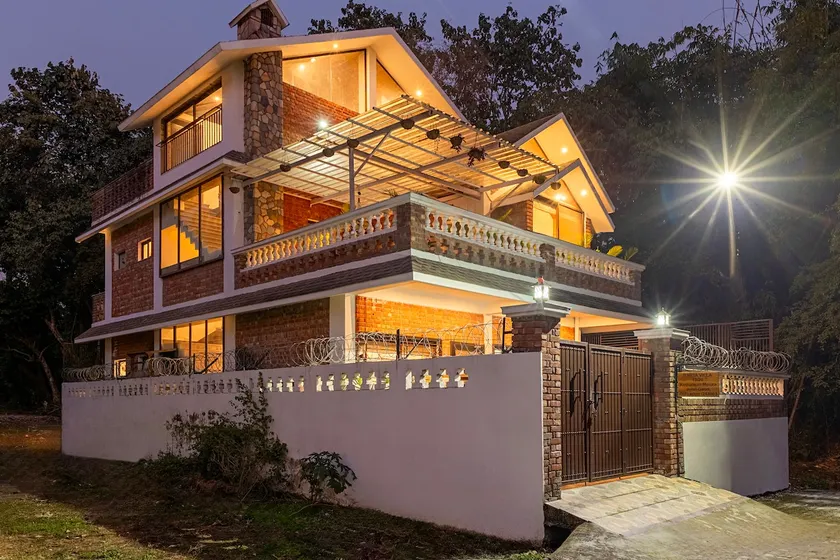 2-BHK Villa W/ Balcony & Bathtub on Rajpur Road - Image 1