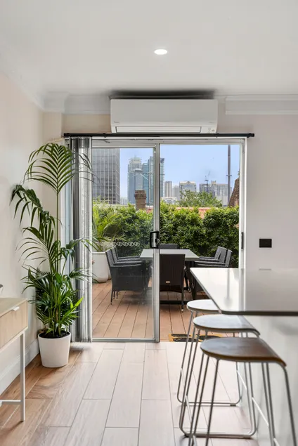 Outdoor Dining and Amazing City Views for 8 People - Image 1