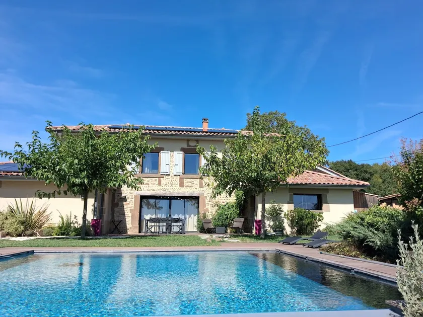 Charming hilltop house, sleeps 8 - Image 1