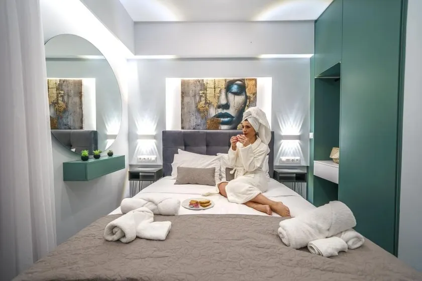 Amelia 1 Luxury Suite - Image 1