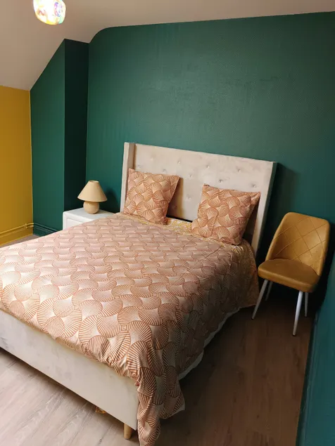 house 1 km from the zoo, 6 people, bed linen included. - Image 1