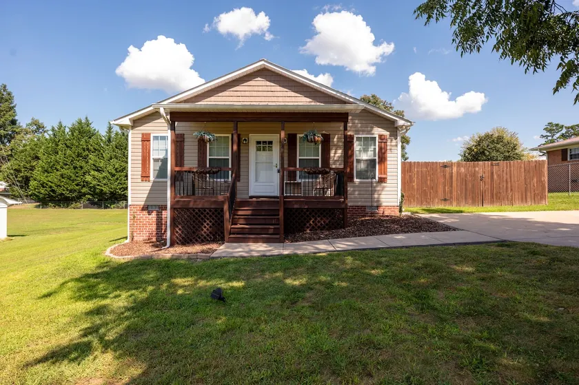 Quiet Triad Home for Work & Rest - Image 1