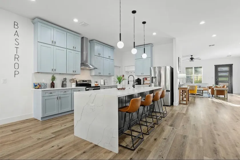 *Master suite*Soaking Tub* Spacious Kitchen* - Image 1
