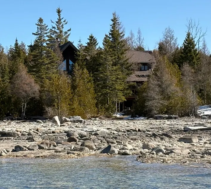 4000 sq. ft waterfront log cottage near Tobermory - Image 1