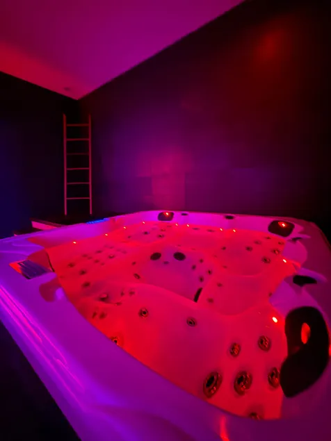 White apartment with private spa, sauna, jacuzzi - Image 1