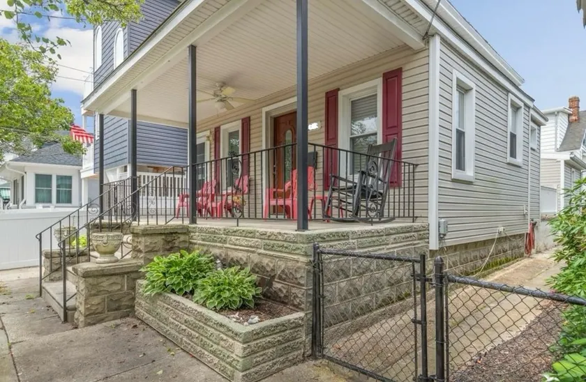 4BR 2BA 1st FL w outdoor shower - Image 1