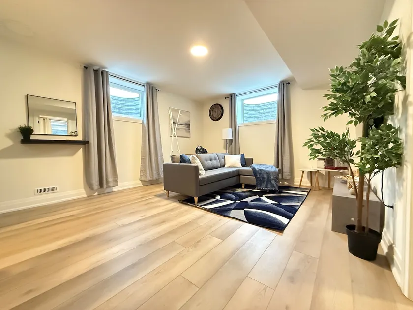 Executive Suite/2 bedroom & Private Entrance - Image 1