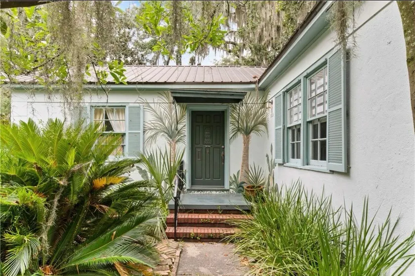 The historic 'Pilot house' at Lovers Oak - Image 1