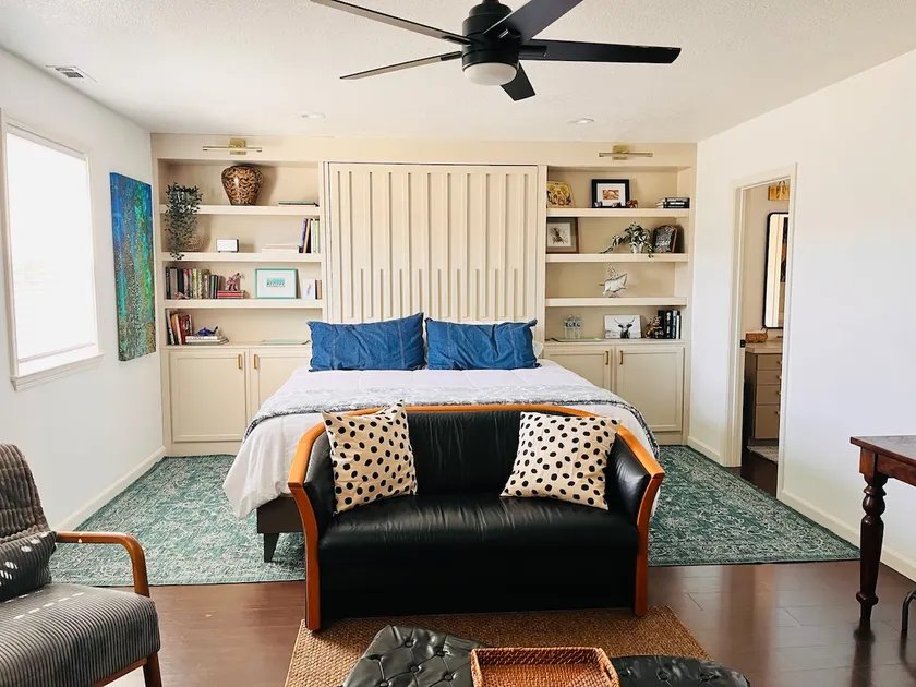 Suite retreat along Historic 71 - Image 1