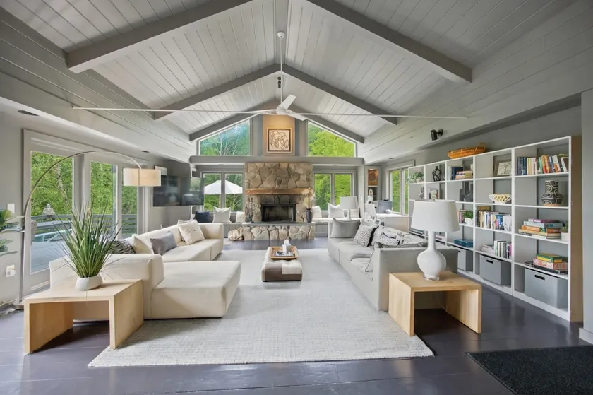 Jug End Crest | Fireplace • Sunroom • Central Air - Image 1