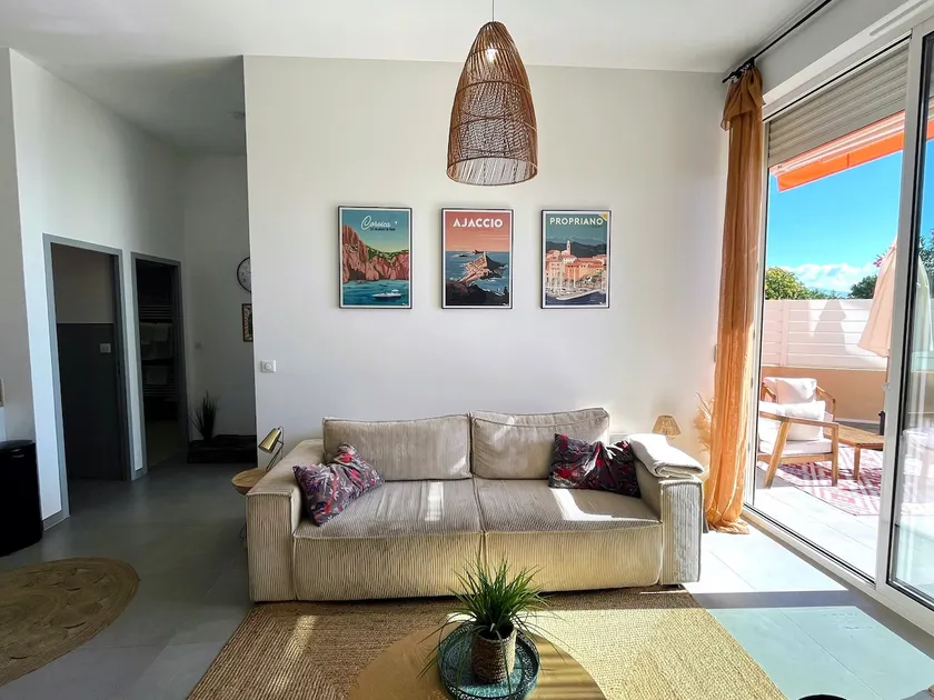 Beautiful apartment with pool by the sea - Image 1