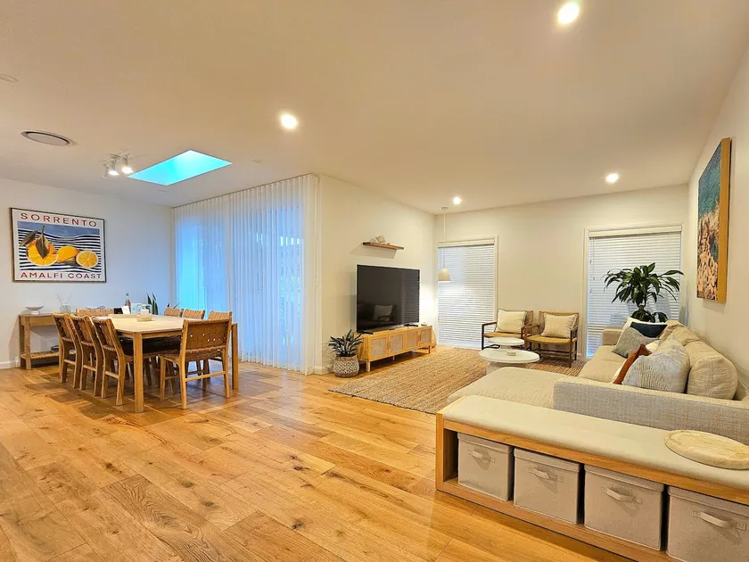 Walk to Beach, Cafés • Deck w BBQ • Coastal Escape - Image 1
