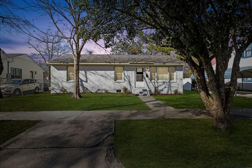 Pirate's Retreat: 4 Mins to ECU, Sleeps 8 - Image 1