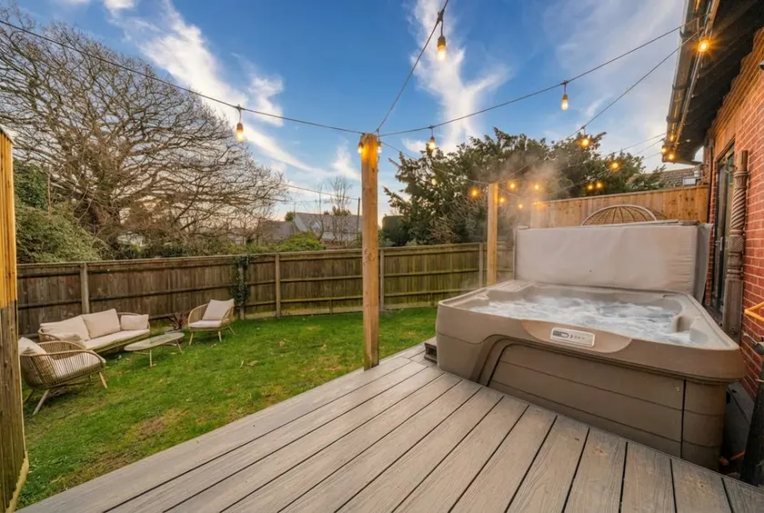 Relaxing Coastal Cottage with Hot Tub & Views - Image 1
