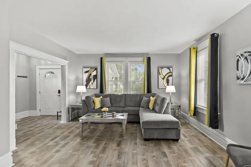 Modern St. Louis Retreat- LOW Cleaning Fee - Image 1
