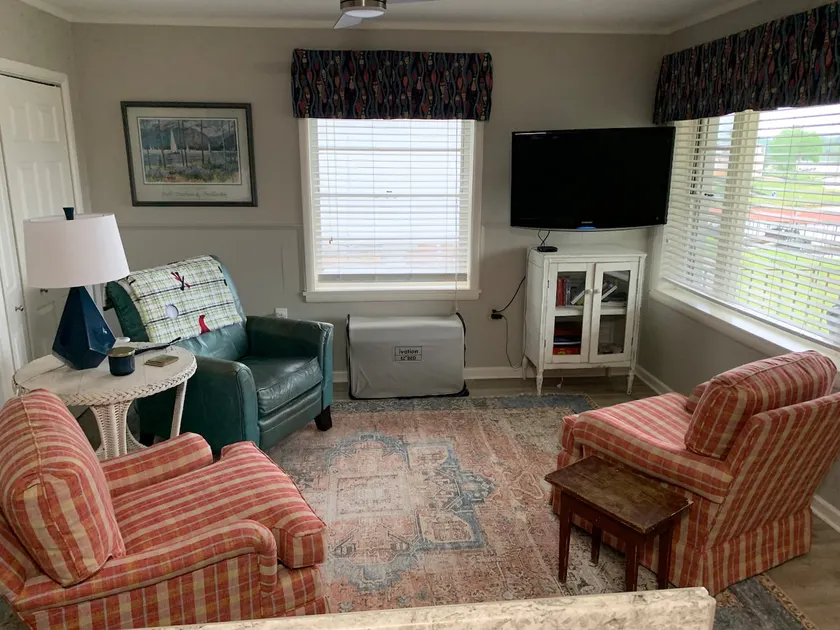 Charming waterfront condo on Lake Hamilton - Image 1