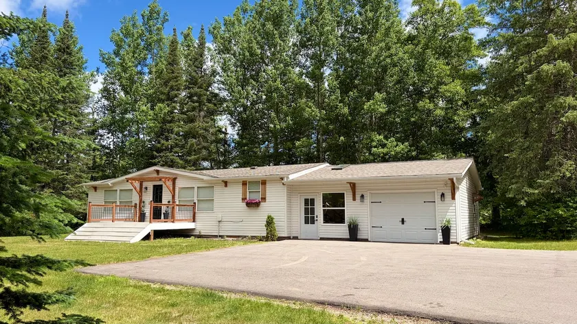Driftwood Lodge on Little Pine - Image 1