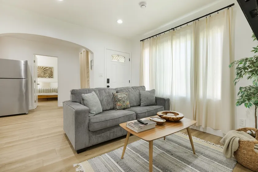 •Stylish 2BR in Dtwn Riverside• - Image 1