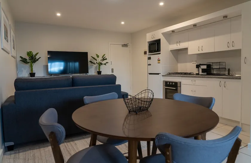 2x Studio Apartments in Islington each with AC, Bathroom, Kitchen, Laundry, Balcony and Wifi - Image 1