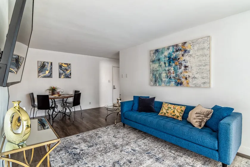 Hollywood 2 bd apt | TOP location | FREE Parking - Image 1