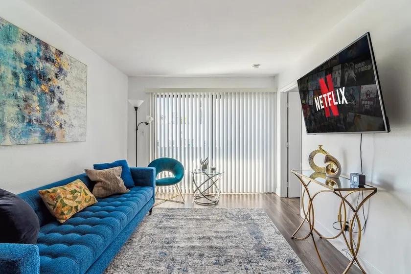 Cheerful 2bd apt | Hollywood alley | TOP location - Image 1