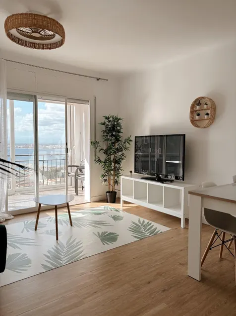 Bella Vista Apartment Seaview. Private parking - Image 1