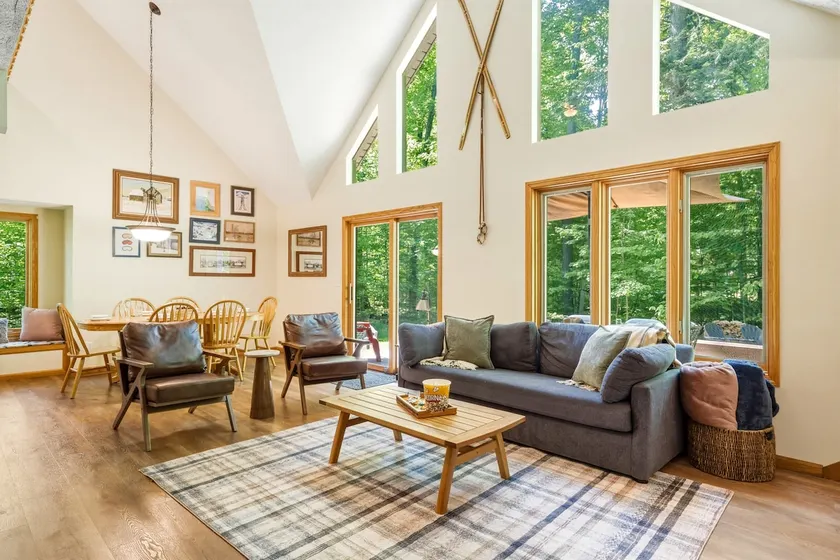 Rustic chalet w/ fireplace & deck - Image 1