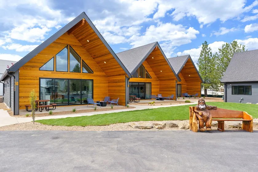 1️⃣ Mountain Modern | 2 King + 3 Twin | Dogs OK - Image 1