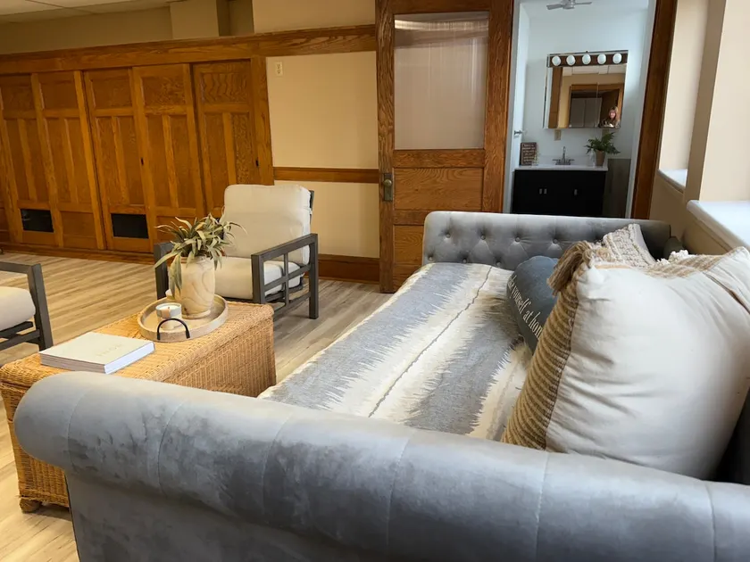 Historic schoolhouse apartment - Image 1
