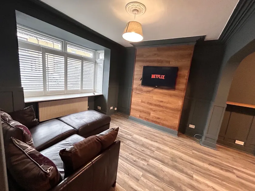 Beautiful 4 bedroom property with 5G WI-FI and smart tv - Image 1