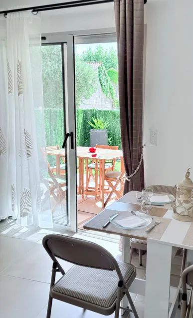 Air-conditioned apartment for 4 people with private parking - Image 1