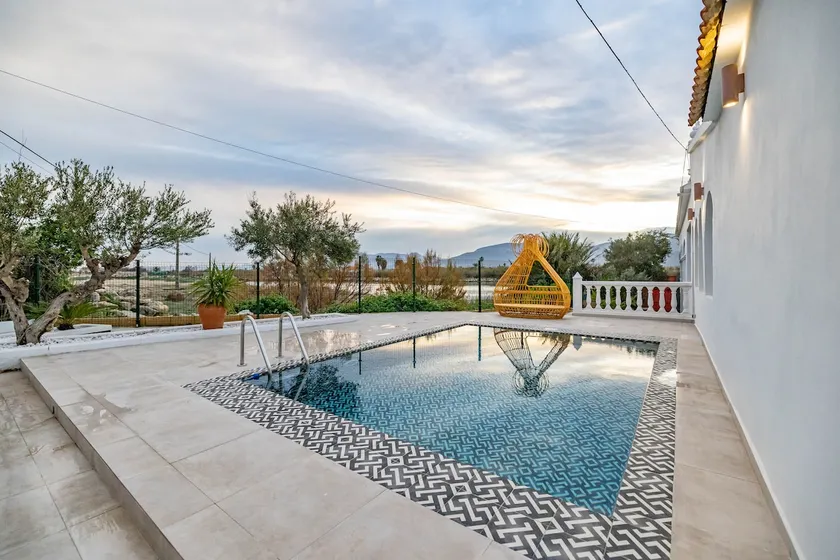 Unique beachfront house - Image 1