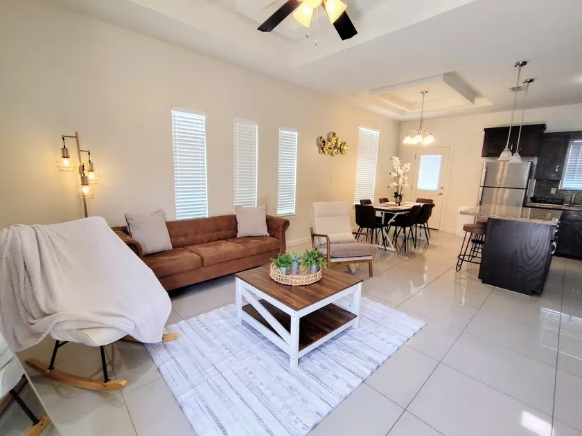 Great Homey Space-Access to Everything 3BD/2B Apt - Image 1