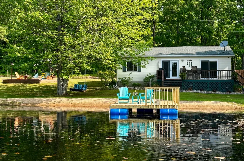 Charming rustic cottage on Moonbeam lake. - Image 1
