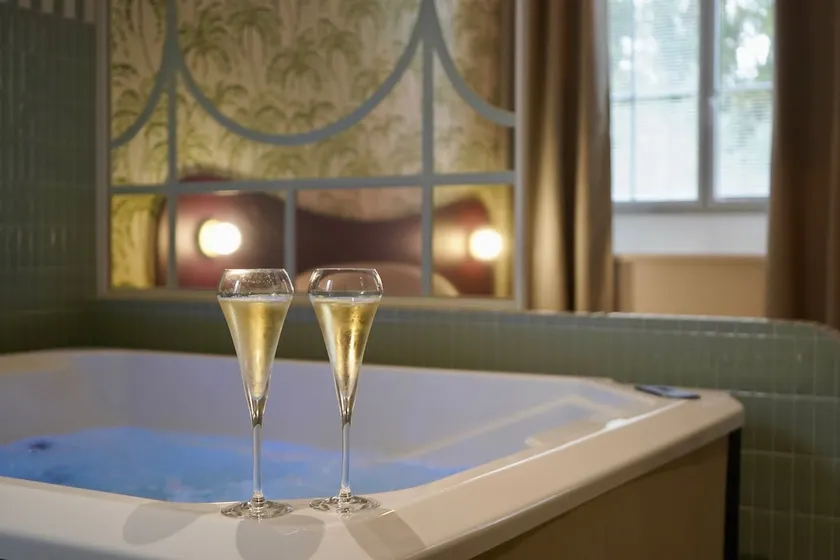 Le Cocon private spa with giant screen - Image 1