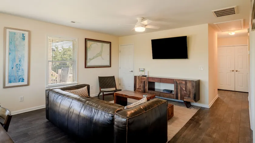 3-bedroom, 2-bathroom apartment. Walk to beach and access to REAL Watersports - Image 1