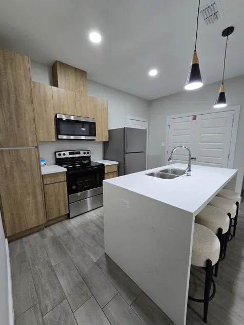 Modern Central Stay - Image 1