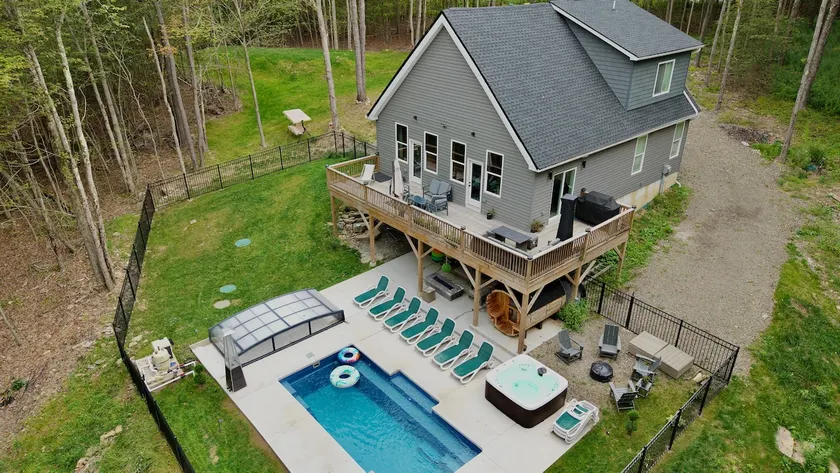 Chalet with year round heated pool, sauna, jacuzzi - Image 1
