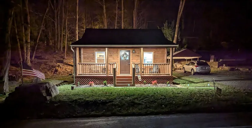 Cabin at the lake w/King bed, hot tub, & Firepit! - Image 1