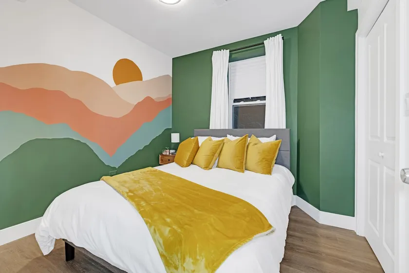 2BR Brownstone 7-min to Events, Downtown, & Lake - Image 1